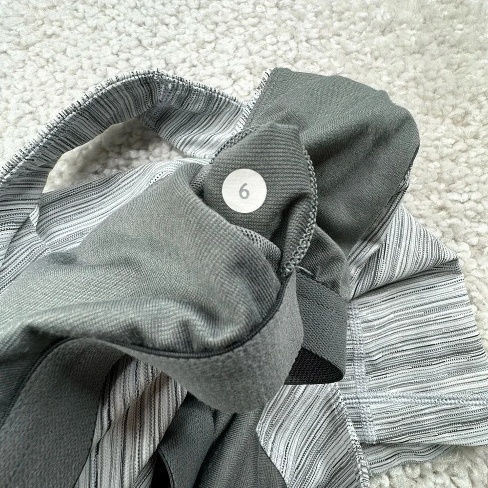 Lululemon Scoop Back Tank in Cyber Stripe White Silver Fox. Size 6